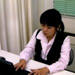 ＜チラリ＞ 社内盗撮 美人OLのデスク下に男性社員が共謀しパンチラ映像を撮りまくった集団盗撮 6 『FANZA』