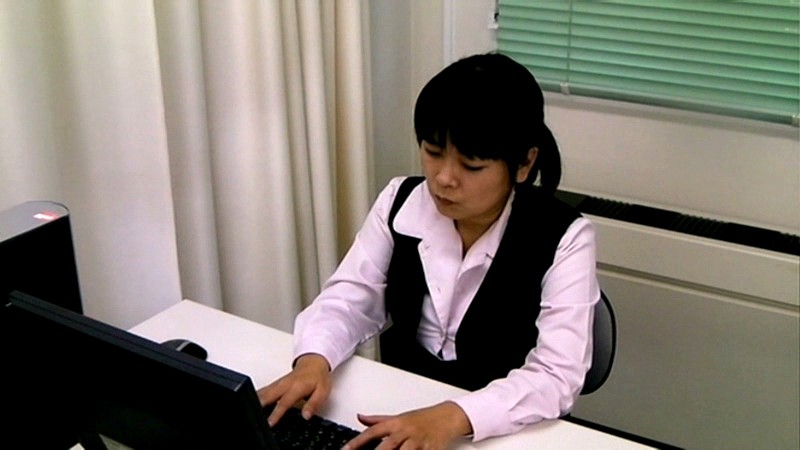 ＜チラリ＞ 社内盗撮 美人OLのデスク下に男性社員が共謀しパンチラ映像...