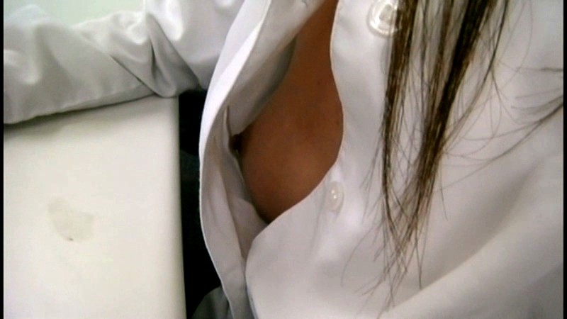 ＜チラリ＞ OLさんの無防備なブラウスの隙間からこぼれたコリコリ乳首盗...