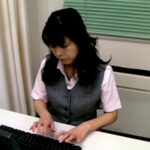 ＜チラリ＞ 社内盗撮 美人OLのデスク下に男性社員が共謀しパンチラ映像を撮りまくった集団盗撮 7 『FANZA』