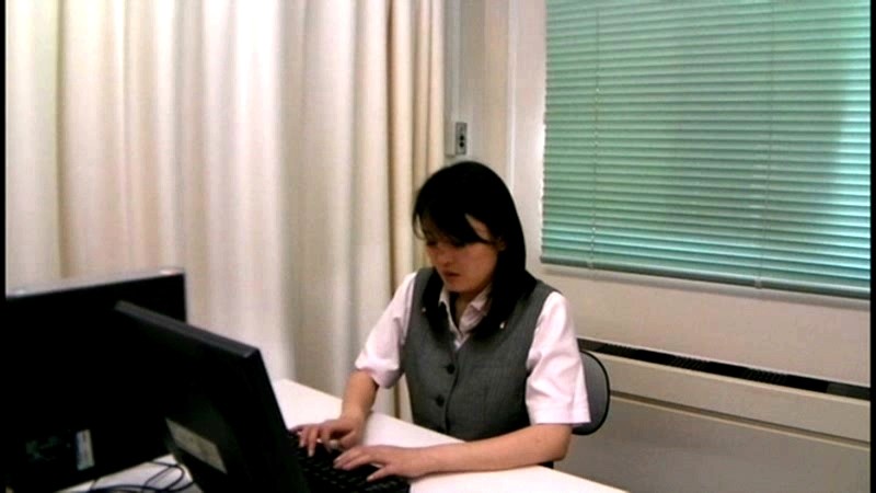 ＜チラリ＞ 社内盗撮 美人OLのデスク下に男性社員が共謀しパンチラ映像...