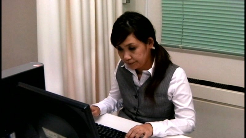 ＜チラリ＞ 社内盗撮 美人OLのデスク下に男性社員が共謀しパンチラ映像...