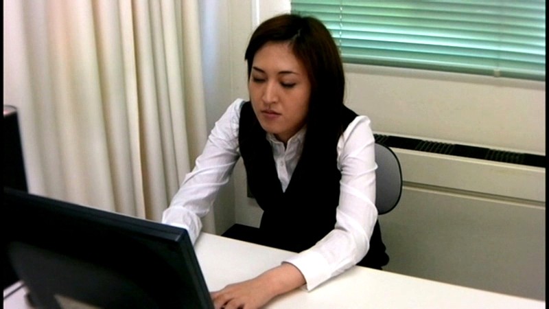 ＜チラリ＞ 社内盗撮 美人OLのデスク下に男性社員が共謀しパンチラ映像...