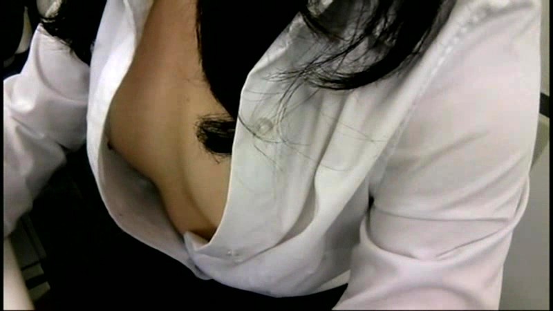 ＜チラリ＞ OLさんの無防備なブラウスの隙間からこぼれたコリコリ乳首盗...