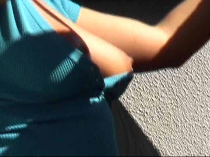 ＜チラリ＞ 人妻の洗濯物干してる時の胸チラ盗撮 1 『FANZA』