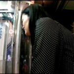 ＜チラリ＞ UFOキャッチャーに夢中になっている若妻を大胆にも接写にて盗撮しちゃいました。 『FANZA』