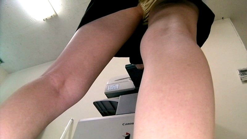 ＜チラリ＞ 激撮！！コピー機の下に仕込んだカメラが捉えたOLのスカート...