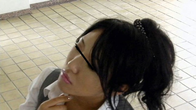 ＜チラリ＞ 社内に取り付けられた自動販売機パンチラ 『FANZA』