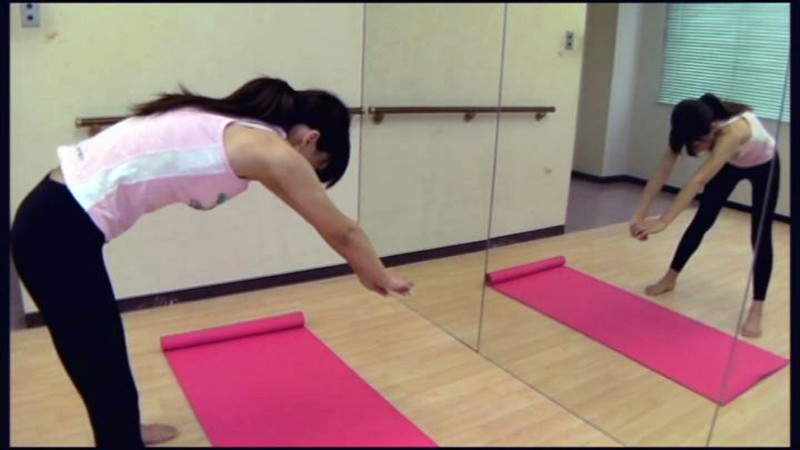 ＜チラリ＞ ヨガ教室盗撮 スパッツのお尻が切れて肛門まで見せちゃった恥...