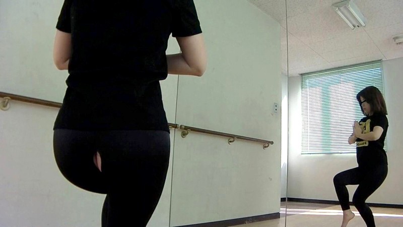 ＜チラリ＞ ヨガ教室盗撮 スパッツのお尻が切れて肛門まで見せちゃった恥...