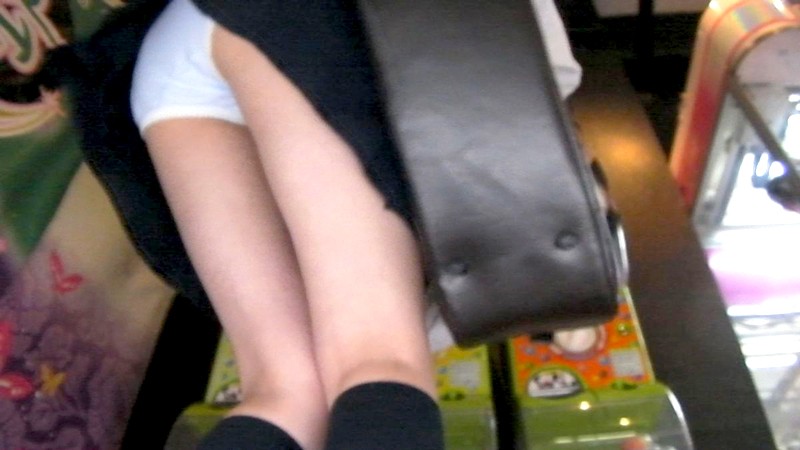 ＜チラリ＞ ゲーセン盗撮マニアが捕らえたガチャポンパンチラ映像 3 『...
