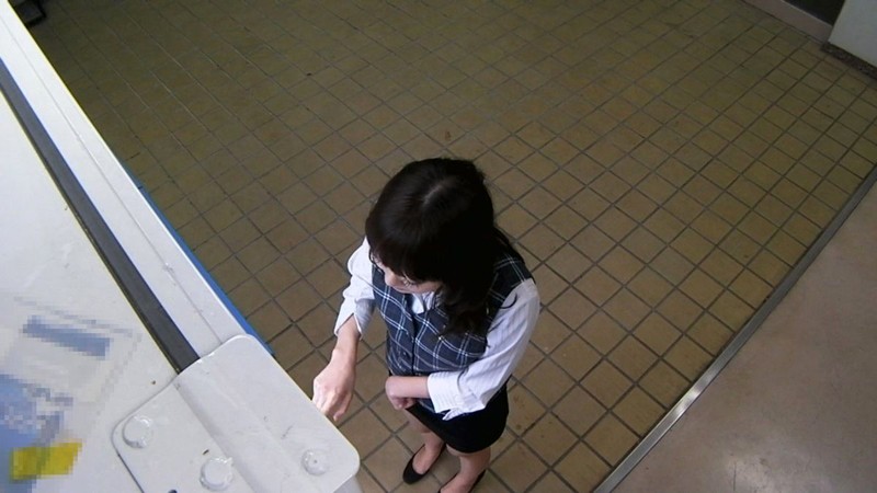 ＜チラリ＞ 社内に取り付けられた自動販売機パンチラ 6 『FANZA』