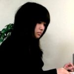 ＜チラリ＞ 喫茶店カウンターパンチラ 『FANZA』