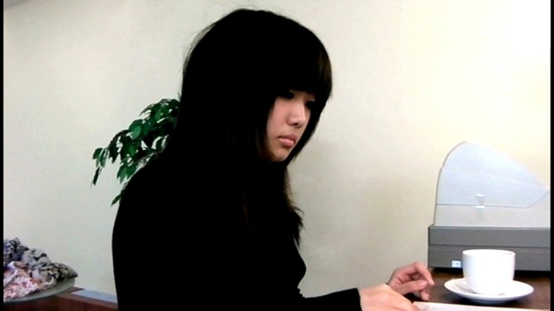 ＜チラリ＞ 喫茶店カウンターパンチラ 『FANZA』