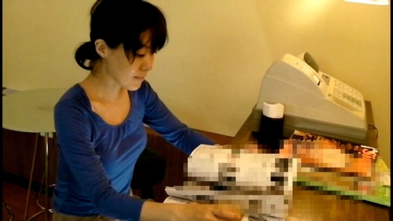 ＜チラリ＞ 喫茶店カウンターパンチラ4 『FANZA』