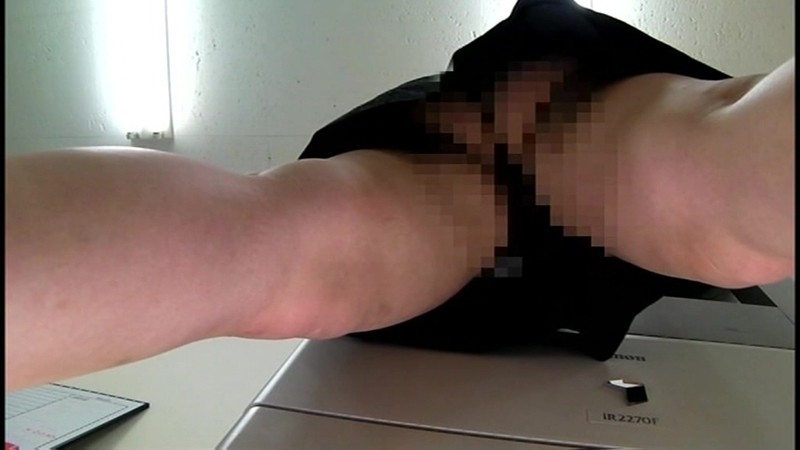 ＜チラリ＞ コピー機の下にこっそりカメラを仕込んどいたら意外とノーパン...