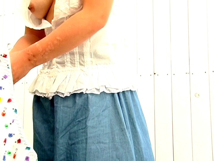 ＜チラリ＞ 人妻洗濯物干し胸チラ盗撮 8 『FANZA』