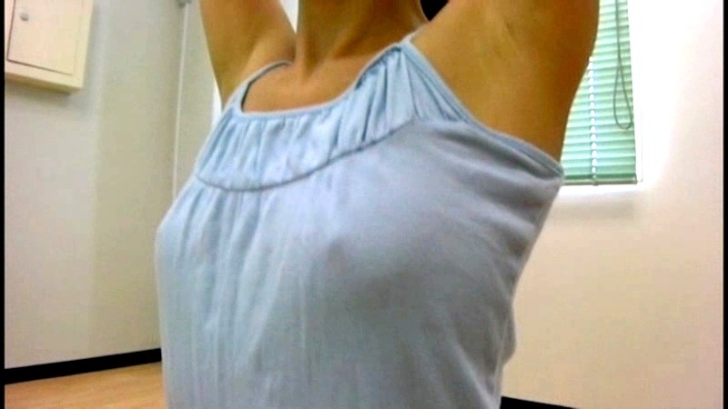 ＜チラリ＞ バランスボールではち切れんばかりに反られた胸チラ盗撮 7 ...