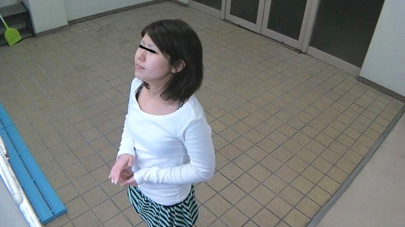 ＜チラリ＞ 社内に取り付けられた自動販売機パンチラ 3 『FANZA』