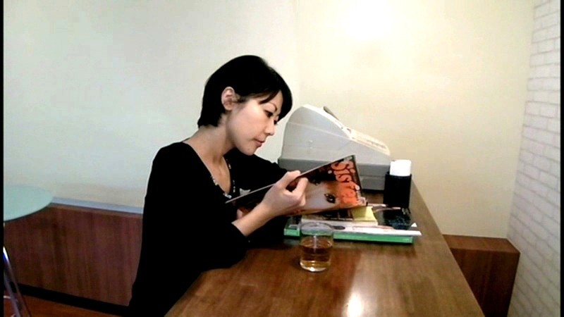 ＜チラリ＞ 喫茶店カウンターパンチラ2 『FANZA』