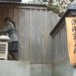 ＜チラリ＞ 【 AI リマスター版 】混浴露天風呂で美人妻と夫の目の前で仲良くなって、セックスできるのか！？ 『FANZA』