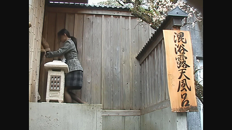 ＜チラリ＞ 【 AI リマスター版 】混浴露天風呂で美人妻と夫の目の前...