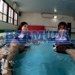 ＜チラリ＞ 会社帰りの同僚OLと濡れ透け着衣プールからの濃厚ベロチューレズSEX 『FANZA』