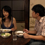 ＜チラリ＞ 真夏の夜の淫乱劇場！夫の出張中にバイブで汗だくオナニーの母さんのアソコに愚息の肉棒ぶち込み中出しSEX！ 『FANZA』