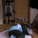 ＜チラリ＞ 体調不良の愚息の元に訪れた母さん！貧乳だけどデカ乳首に発情した愚息とのSEXに嵌る淫乱母さん！ 『FANZA』