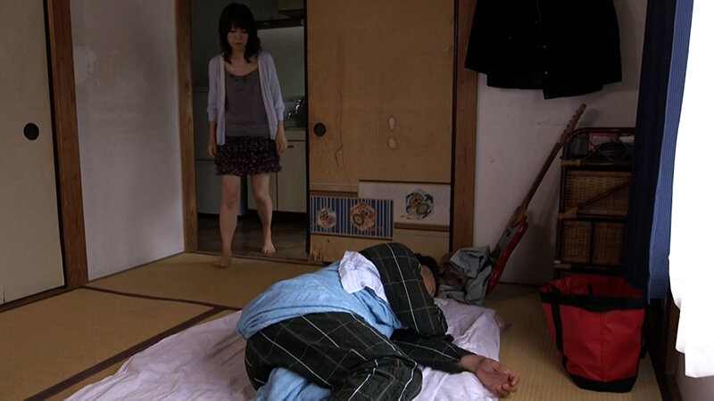 ＜チラリ＞ 体調不良の愚息の元に訪れた母さん！貧乳だけどデカ乳首に発情...