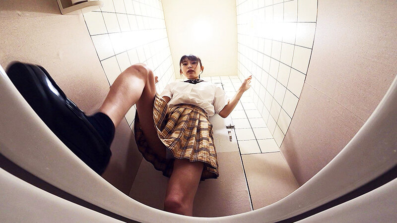 ＜チラリ＞ 発情期のお年頃 下校中オナニー流出動画 ＃1 『FANZA...