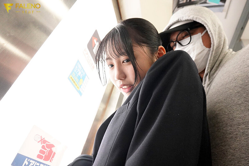 ＜チラリ＞ 毎朝の通学で股間を弄られM覚醒させられた相手は… 浜辺やよ...