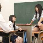 ＜チラリ＞ パンチラ見せつけて童貞確認！ヤリマン女子の気まぐれで肉玩具にされた男 『FANZA』