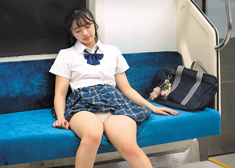 ＜チラリ＞ 最終電車でいつも乗り合わせる女子校生の無防備なフリしたパン...