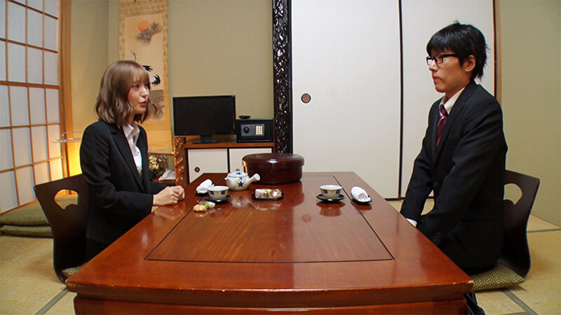 ＜チラリ＞ 出張中に手違いで女上司とまさかの相部屋で○み説教中 2組収...