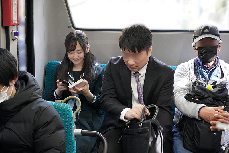 『高画質』 目を覚ましたら、隣の女子校生が俺の疲れマラを優しくフェラし...