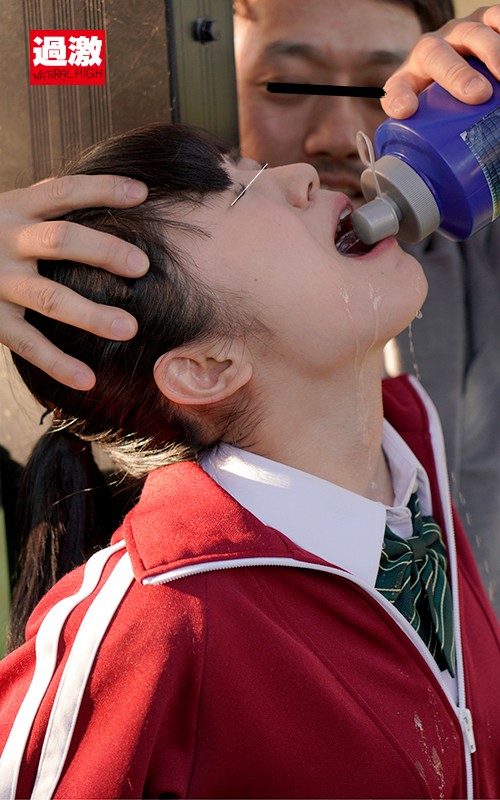 『高画質』 利尿剤を飲まされているとは知らず拘束された制服少女を助けよ...