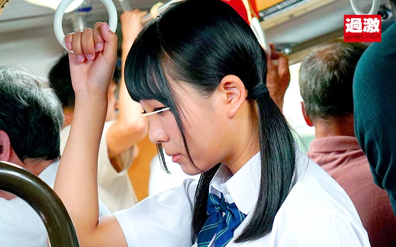 『高画質』 満員バスで背後から制服越しにねっとり乳揉み痴●され腰をクネ...
