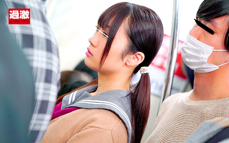 『高画質』 痴●師に電車の隅でこっそりイラマされ顔面えずき汁まみれで泣...