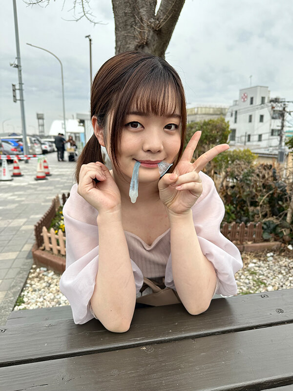 『高画質』 避妊具精飲 精子入りコンドームを持ち歩き野外で飲み干す女子...