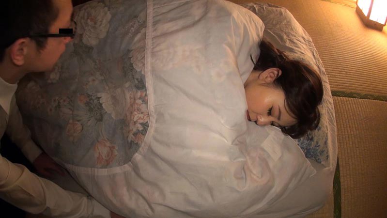 『高画質』 【配信専用】声を出せない状況で布団の中で密着ねっとり愛撫S...