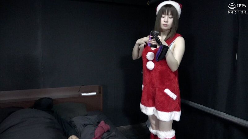 『高画質』 吊り手枷でサンタを拘束！ バイブでの刺激にはとても弱い捕ら...