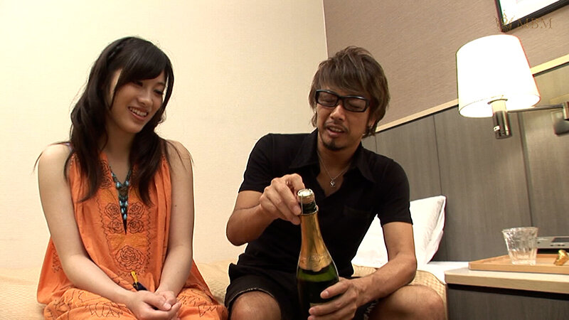 『高画質』 簡単に着いて来た見た目は都会的な田舎娘の奥の奥に生中出しで...