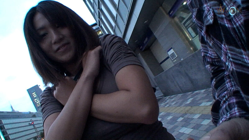 『高画質』 おじさんナンパ！バイト帰りのウブな巨乳娘におこづかいあげる...