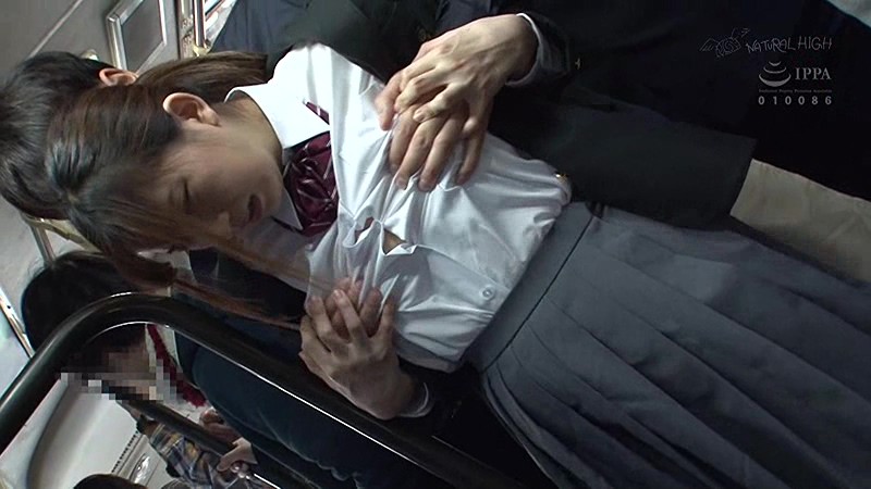 『高画質』 満員バスで背後から制服越しにねっとり乳揉み痴●され腰をクネ...