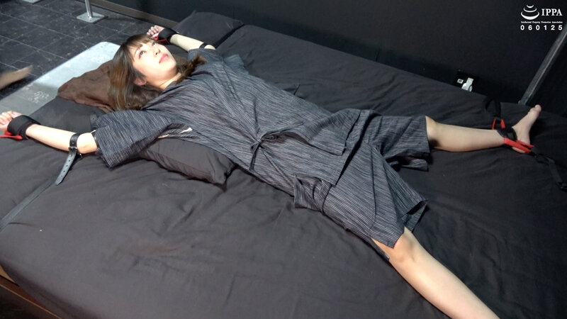 『高画質』 「仰向け＆うつ伏せで四肢拘束！ 動けない甚平姿のお姉さんに...