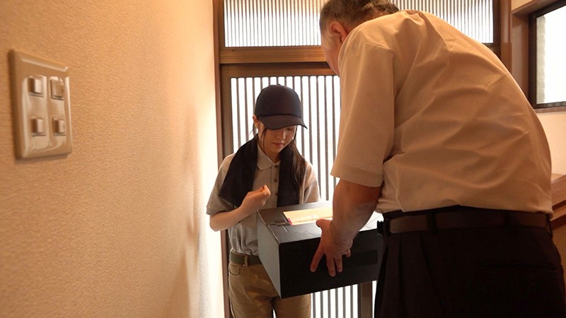 『高画質』 超ガリ貧乳の逸材発掘 僕の暮らす社員寮に配達に来る配達員を...