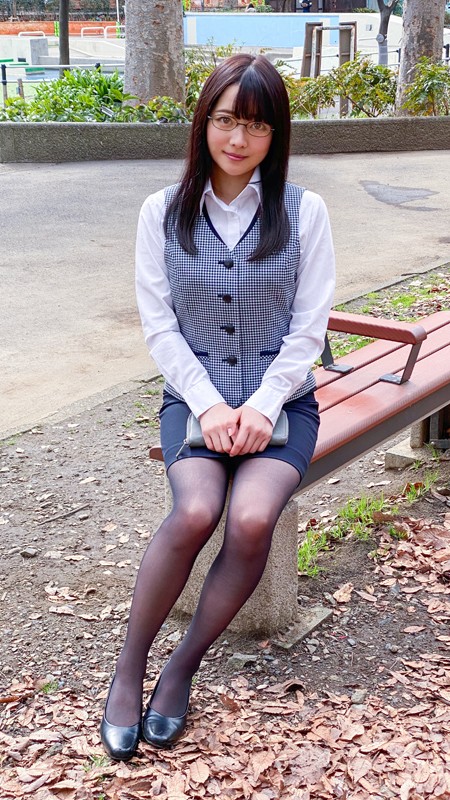 『高画質』 神メガネOL 宮沢ちはる 眼鏡OLスーツの美脚を包んだ生ナ...