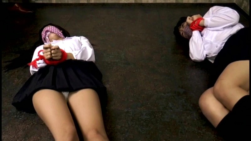 『高画質』 鬼畜の群れ 囚われの美少女二人。獣共は彼女たちを、ボロボロ...