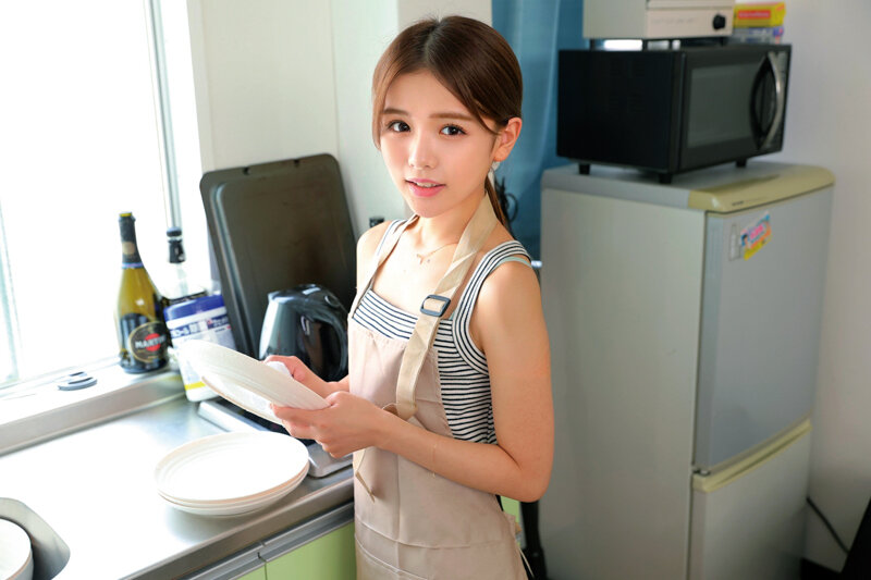 『高画質』 素人美女が男性宅で家事代行体験中に見せるミニスカパンチラに...